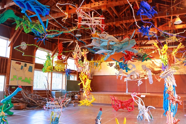 鉢&田島征三「絵本と木の実の美術館」