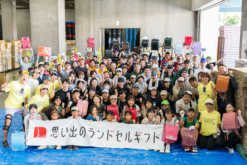 全国から集まったランドセルをボランティアの手で検品・梱包