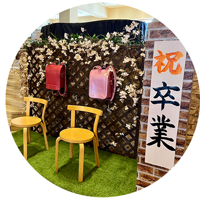 子どもたちの手にランドセルが到着！